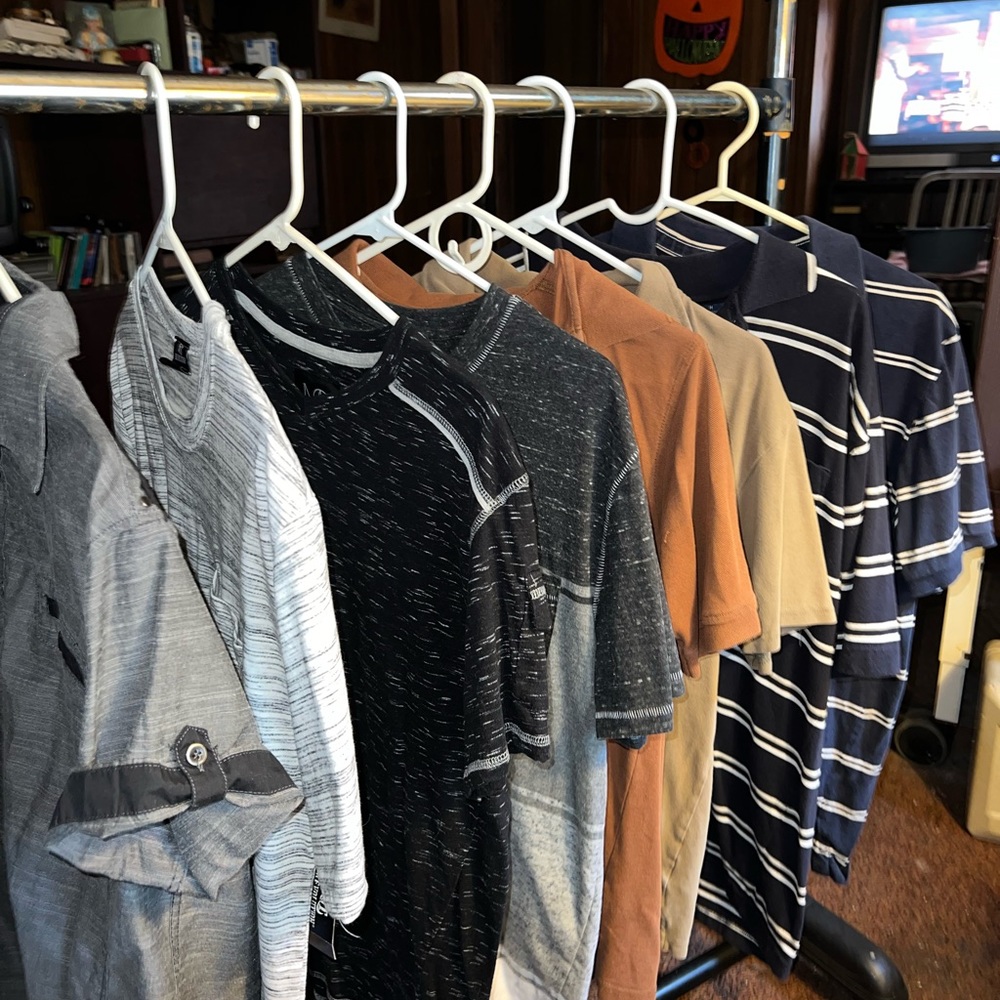 LOT OF 8 MENS SHORT SLEEVE SHIRTS SIZE M